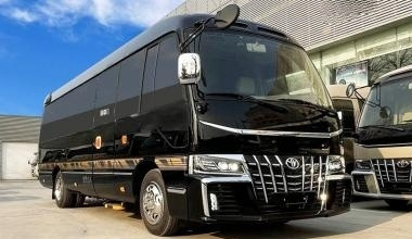 Ônibus Toyota Coaster de luxo com 9 lugares e edição preta