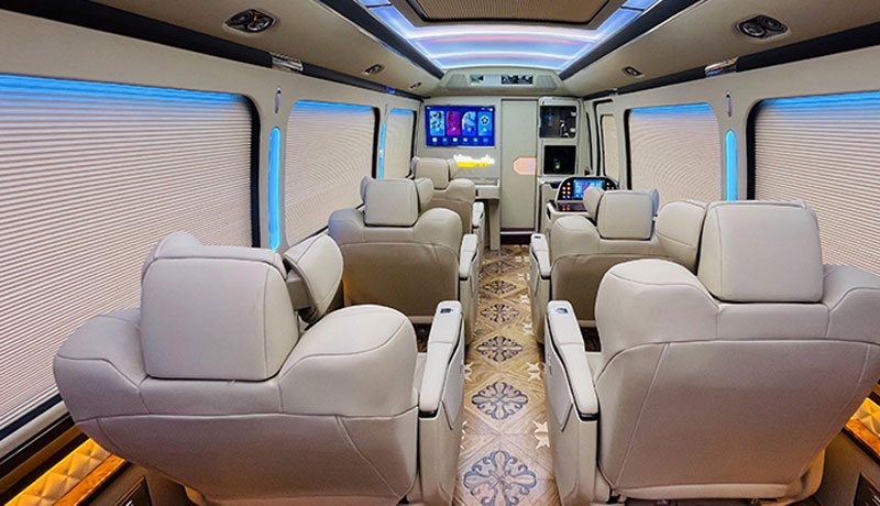 Ônibus Toyota Coaster de luxo com 9 lugares e edição preta