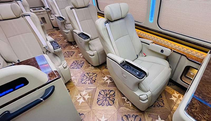 Ônibus Toyota Coaster de luxo com 9 lugares e edição preta