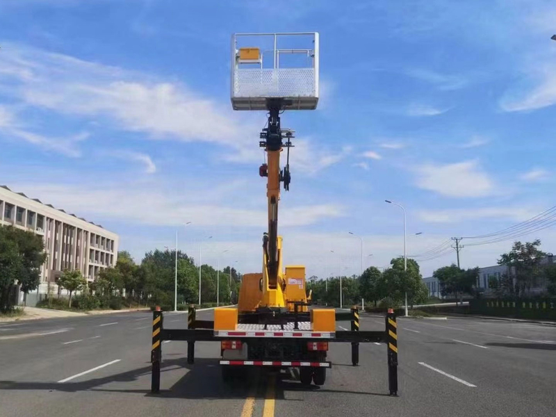 Novo caminhão com plataforma de trabalho aéreo com caçamba de 30 m