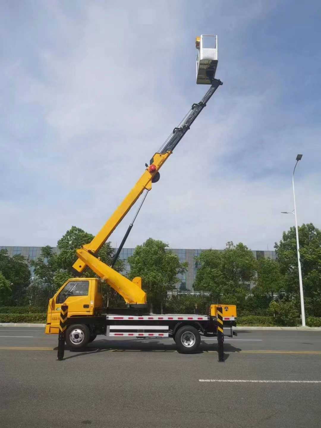 Novo caminhão com plataforma de trabalho aéreo com caçamba de 30 m